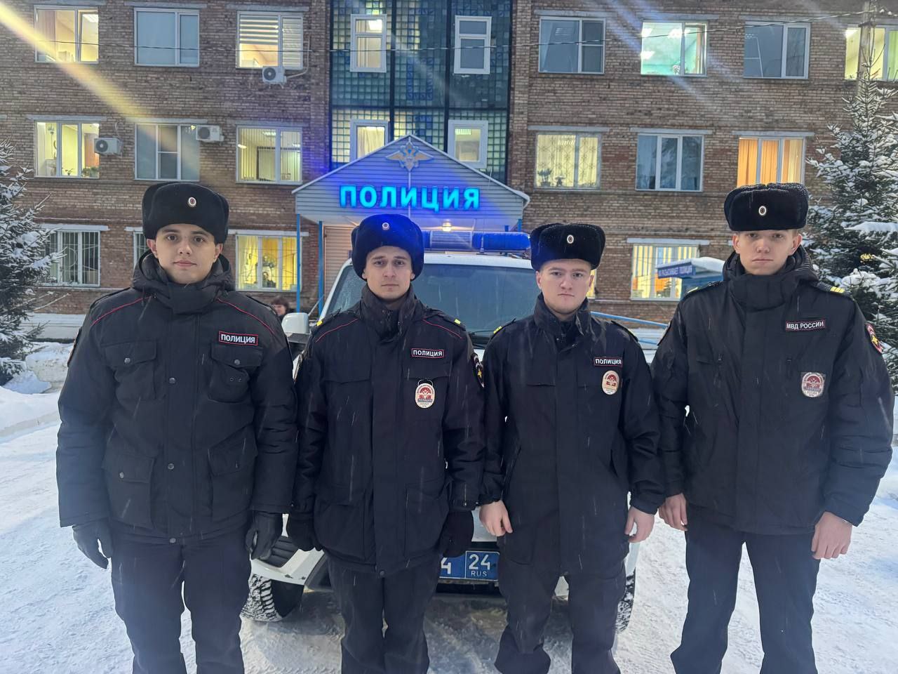 Полицейские Лесосибирска спасли семью из пожара Полицейские Лесосибирска спасли семью из пожара