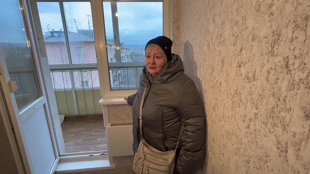 В Красноярске очередная семья переезжает из аварийного дома в новую квартиру