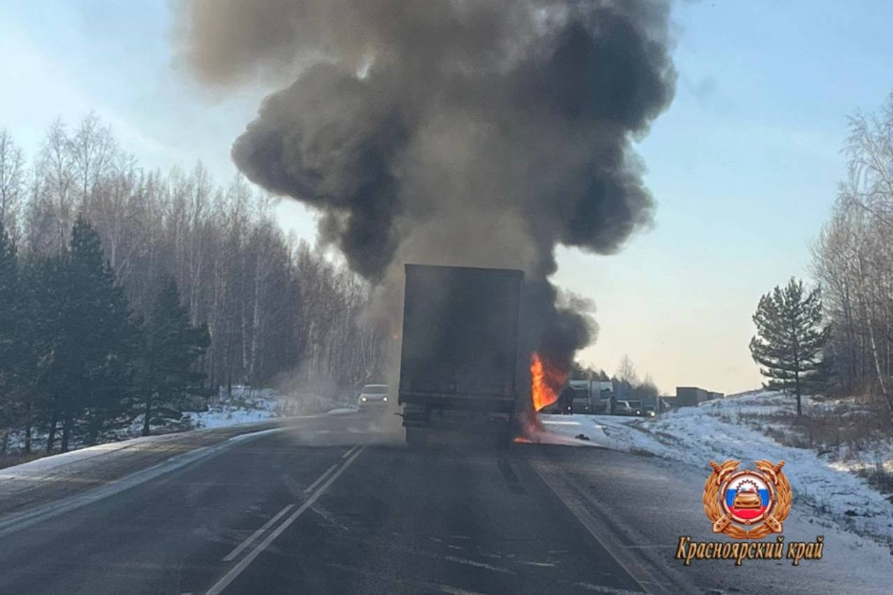 На федеральной трассе в Красноярском крае загорелась фура