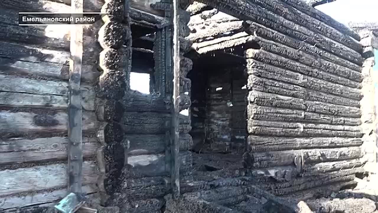 В ПОСЕЛКЕ ПАМЯТИ 13 БОРЦОВ СГОРЕЛ ЖИЛОЙ ДОМ