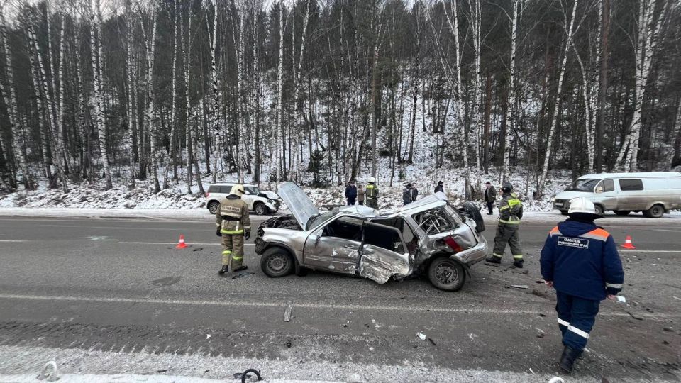 Сотрудники Госавтоинспекции выясняют обстоятельства ДТП на дивногорской трассе