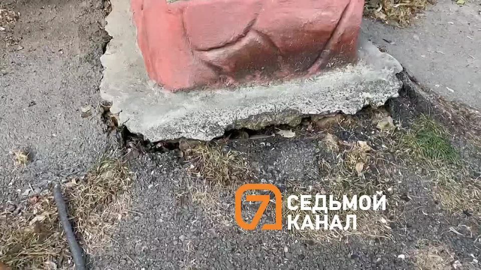 Помните, как на Бограда, 114 люди с утра начали спешно эвакуироваться из-за того, что резко просел фундамент и асфальт перед подъездом? У некоторых тогда заклинило даже двери, пришлось вскрывать ломом, чтобы покинуть ставшее...