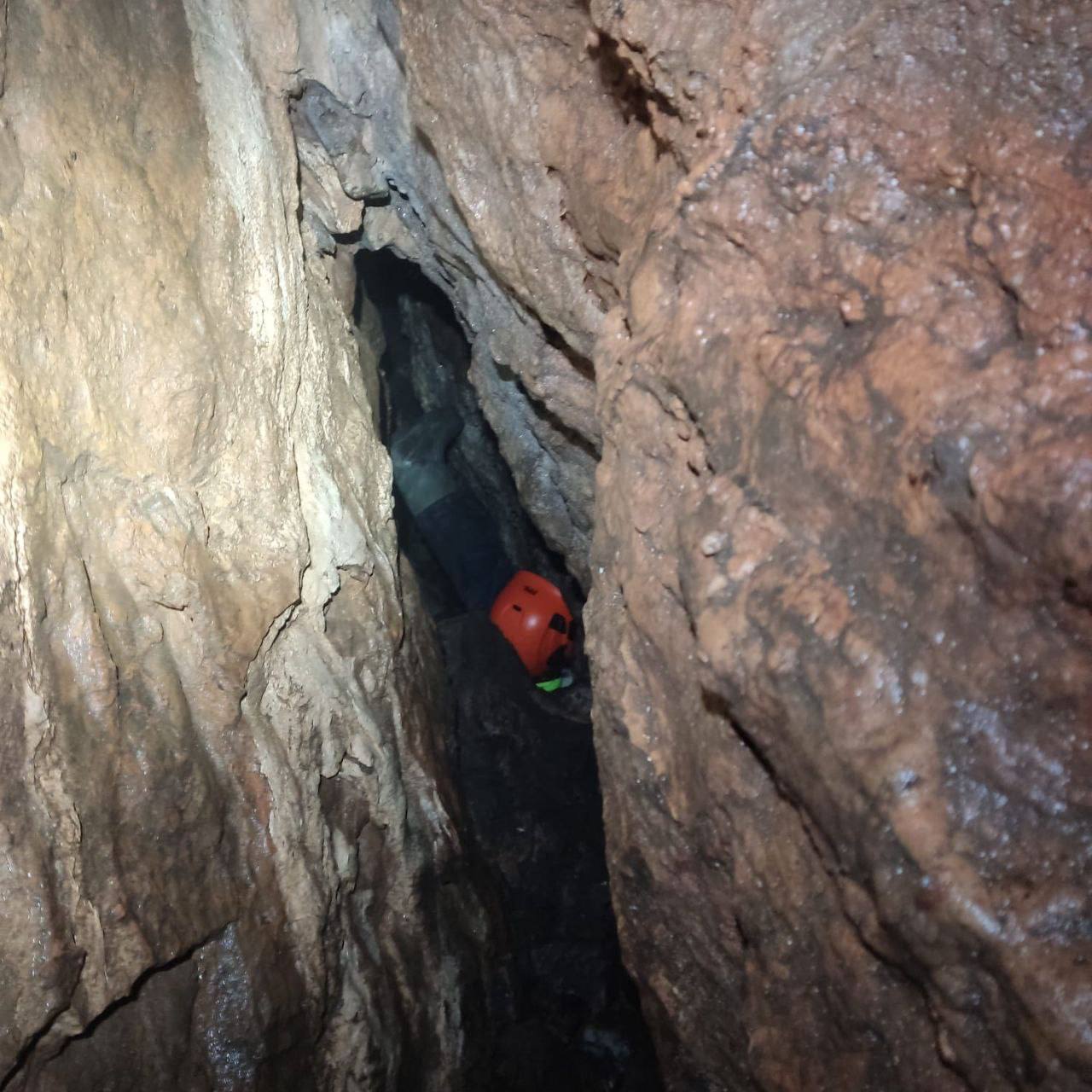 Очередную пещеру обследовали спасатели в поисках семьи Усольцевых в Красноярском крае Очередную пещеру обследовали спасатели в поисках семьи Усольцевых в Красноярском крае