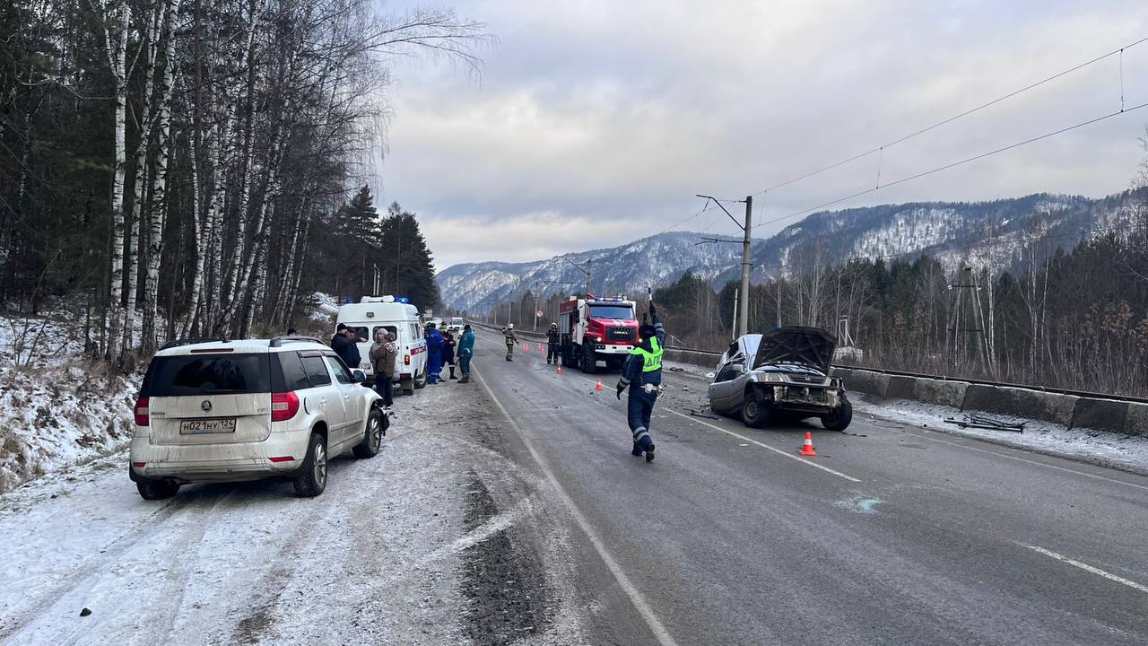 На дивногорской трассе в результате ДТП автомобиль сломало пополам На дивногорской трассе в результате ДТП автомобиль сломало пополам