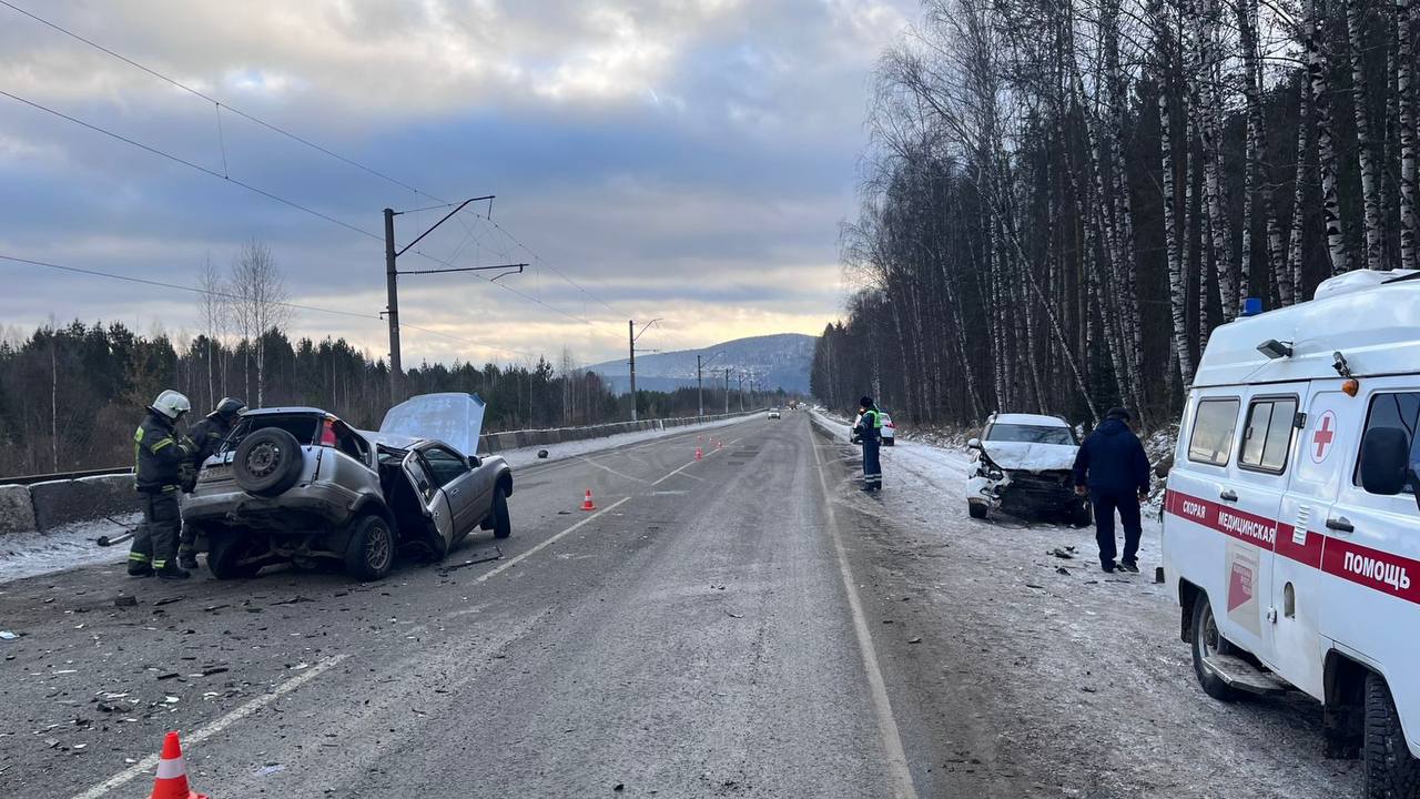 На дивногорской трассе в результате ДТП автомобиль сломало пополам На дивногорской трассе в результате ДТП автомобиль сломало пополам