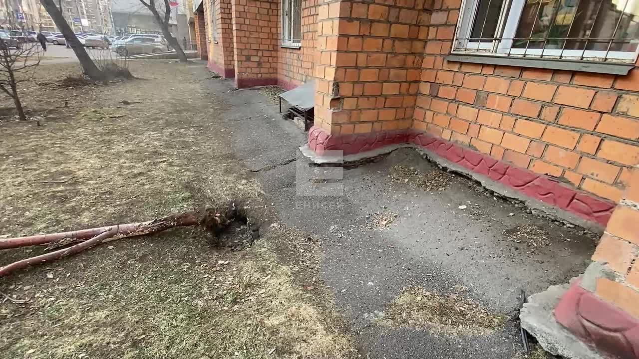 У девятиэтажки рядом с аварийным домом на Бограда просел асфальт