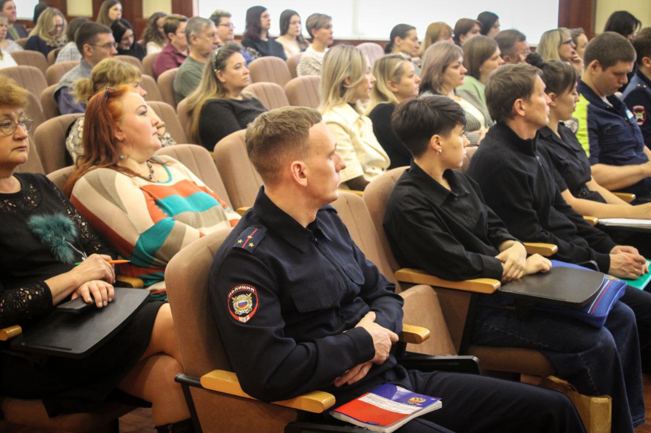 В краевом Главке МВД прошла познавательная лекция от представителя Российского общества «Знание» Ольги Ёжкиной В краевом Главке МВД прошла познавательная лекция от представителя Российского общества «Знание» Ольги Ёжкиной
