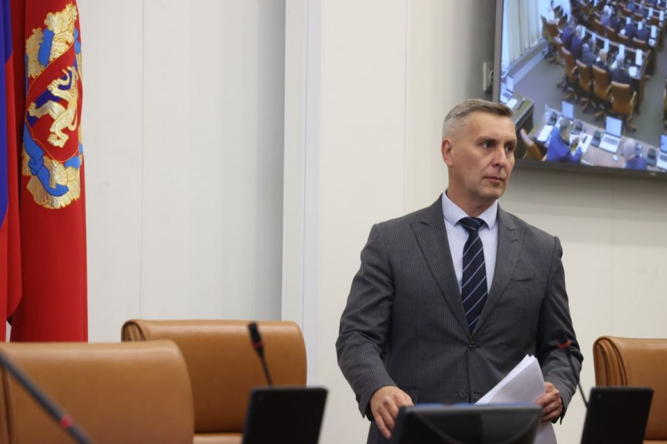 Спикер Алексей Додатко открыл заседание сессии, вручив удостоверение новому депутату Елене Родиковой