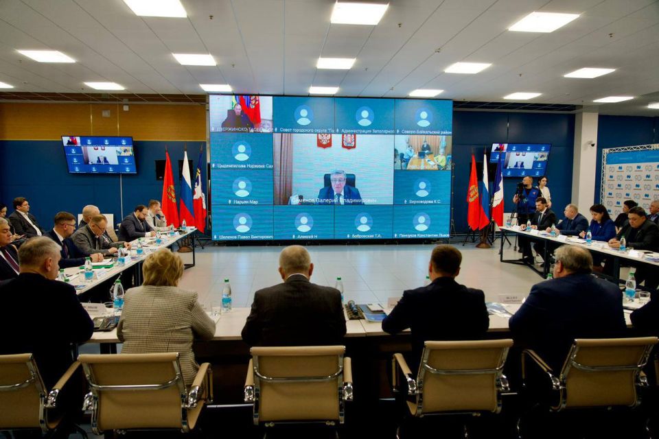 От имени Губернатора и Правительства Красноярского края участников "XLIV Съезда Союза городов Заполярья и Крайнего Севера" поприветствовал заместитель Губернатора Валерий Владимирович Семенов