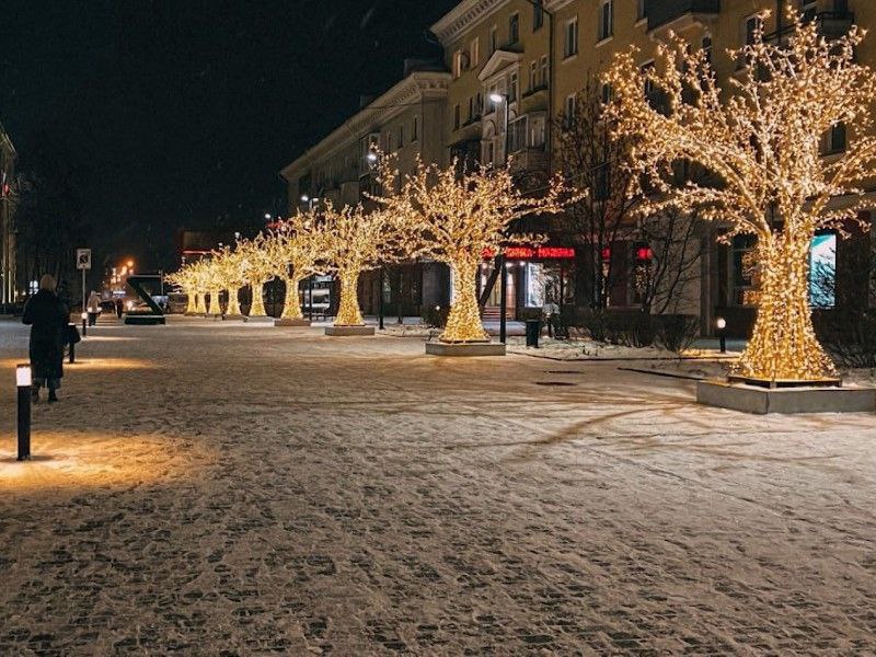 В Красноярске монтируют праздничную иллюминацию