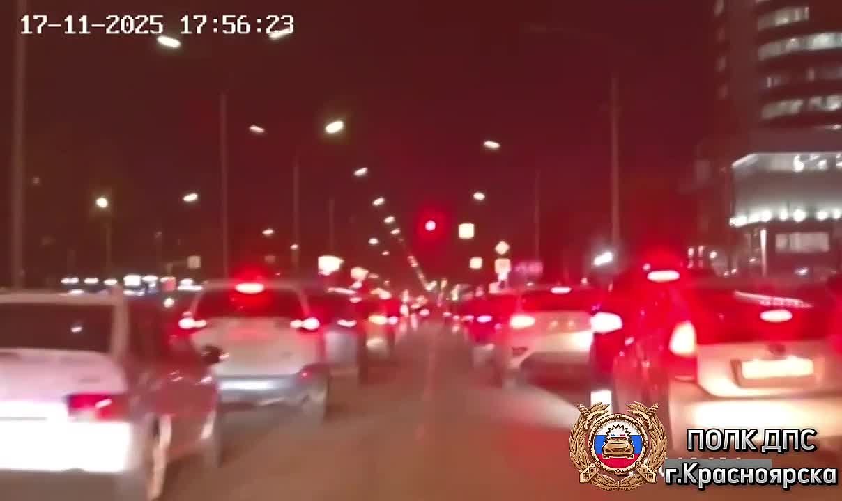 Красноярские сотрудники ДПС оперативно помогли женщине, почувствовавшей себя плохо за рулем на дороге