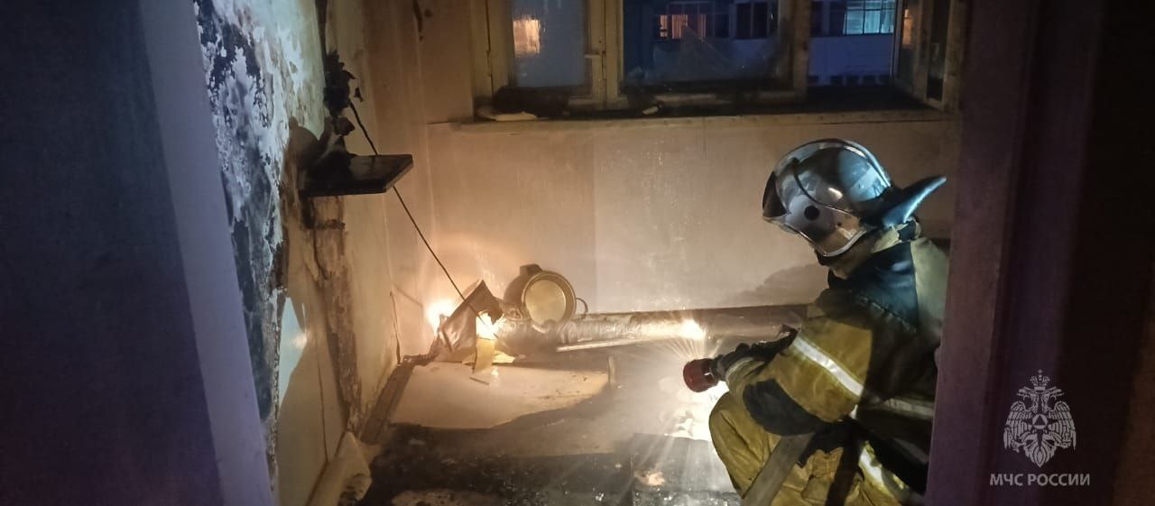 В Норильске спасли двух человек при пожаре