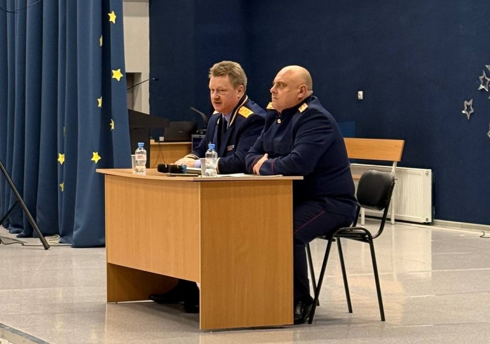 В Красноярске заместитель руководителя Главного следственного управления Александр Зюбанов провел правовое занятие с учениками школы