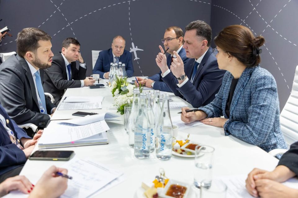 На Международном форуме «Транспорт России» председатель краевого правительства Сергей Верещагин провел рабочую встречу с руководителем Росавиации Дмитрием Ядровым