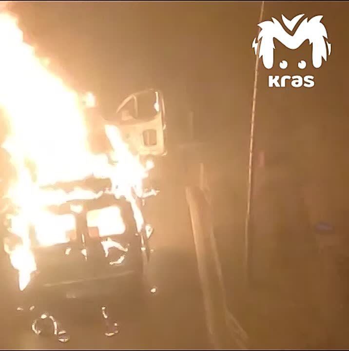 Скорая загорелась во дворе на 9 Мая в Красноярске