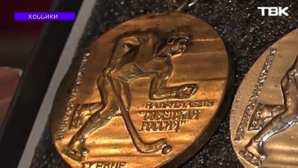 Болельщик красноярского хоккейного «Енисея» Павел Борзаковский в программе «Хоббики» на ТВК показал многолетнюю коллекцию атрибутики родного клуба