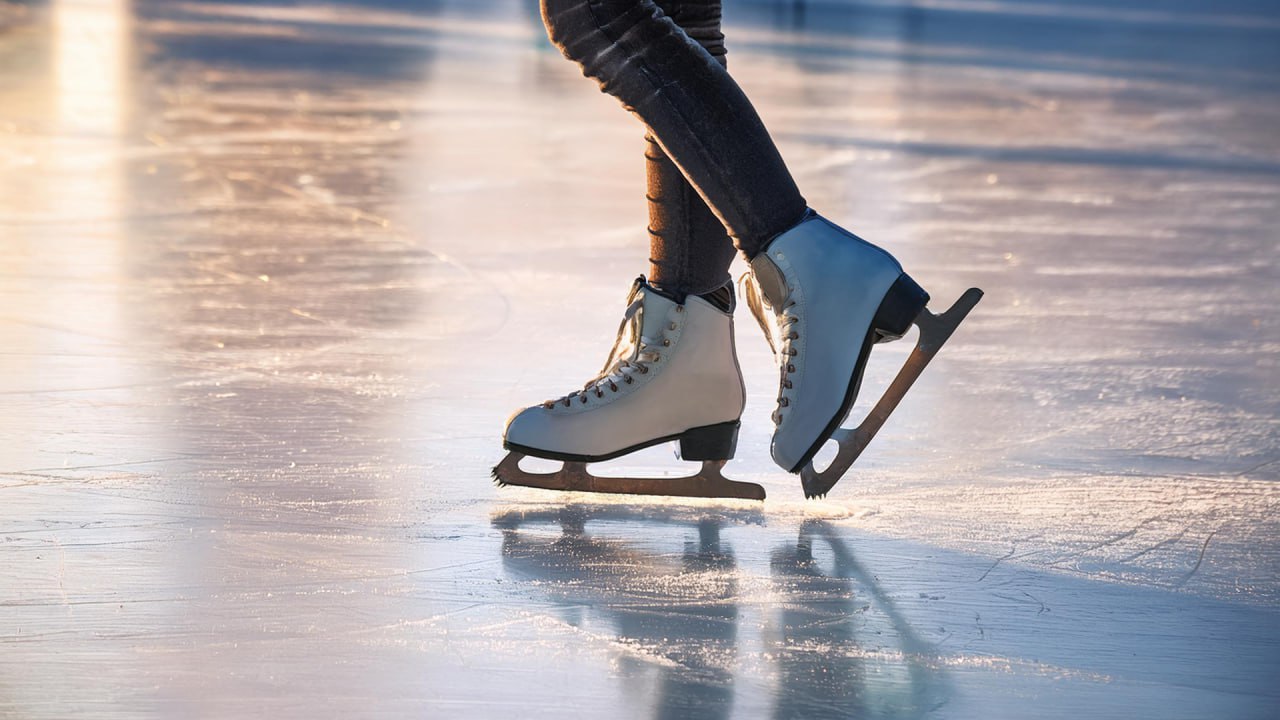 Каток на стрелке в Красноярске временно закрыли из-за дождя