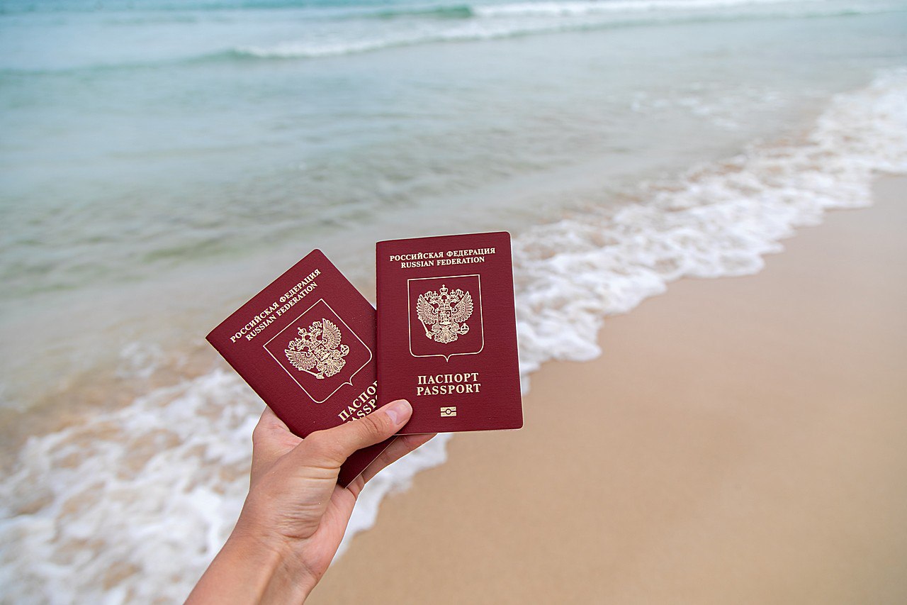 Женщина оказалась невыездной после того, как по решению суда судебные приставы наложили на нее ограничения