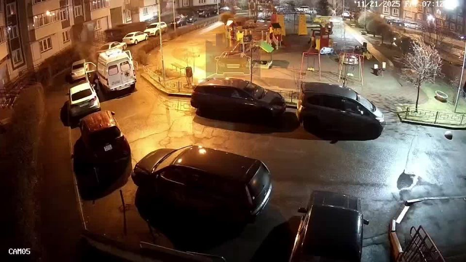 В Северном полыхнула карета скорой во время вызова