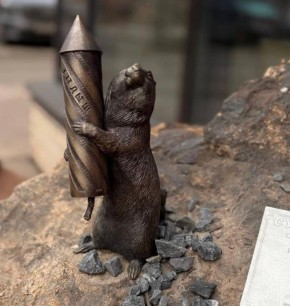 В Покровке появился бронзовый суслик Вовчик с фейерверком