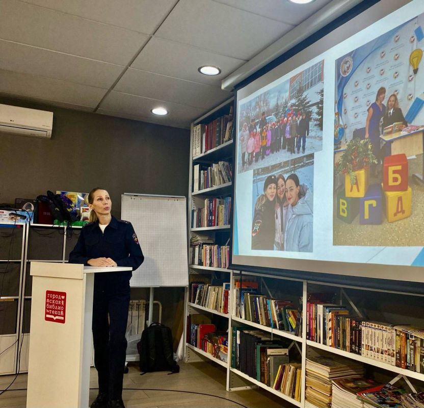 Победитель ноябрьской интеллектуальной битвы в рамках Креативно-образовательного слэма "Свой конёк !" - инспектор по пропаганде БДД отдела Госавтоинспекции МО МВД России "Минусинский" Александра Ремизова