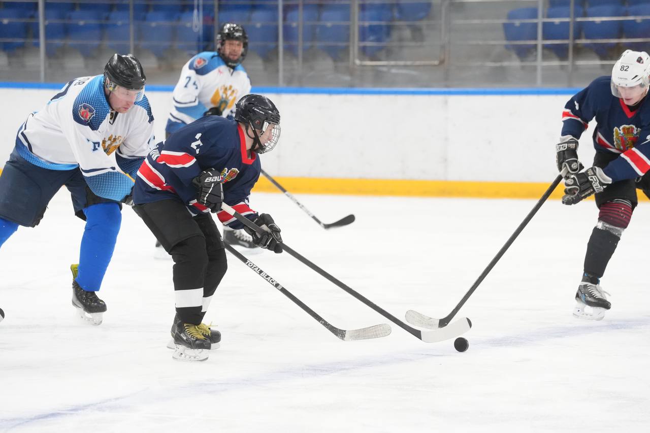 В рамках спартакиады работников прокуратуры края, посвященной 80-летию победы в Великой Отечественной войне, прошел турнир по хоккею с шайбой В рамках спартакиады работников прокуратуры края, посвященной 80-летию победы в Великой Отечественной войне, прошел турнир по хоккею с шайбой