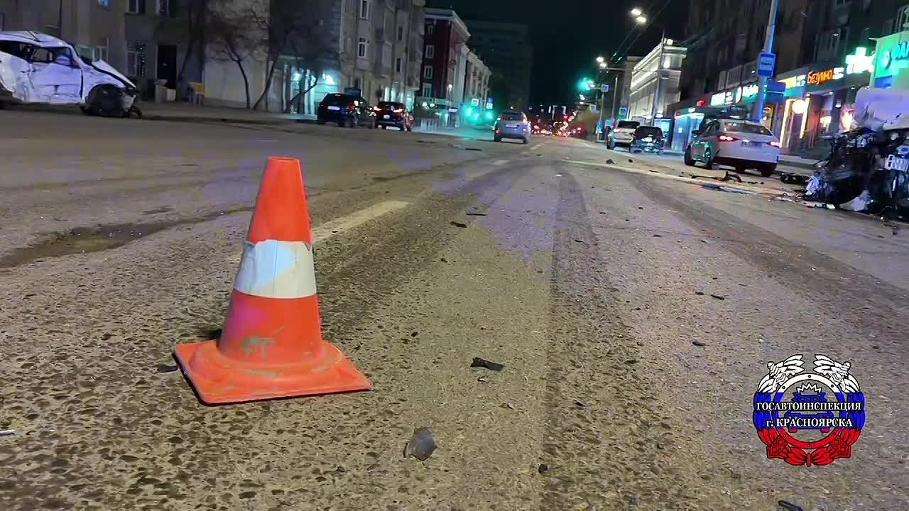 Сотрудники полиции работают на месте ДТП в Центральном районе Красноярска, в результате которого один из водителей погиб, а второй получил травму