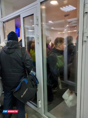 В Красноярске открылся каток на «Локомотиве» и уже сейчас там полный аншлаг!