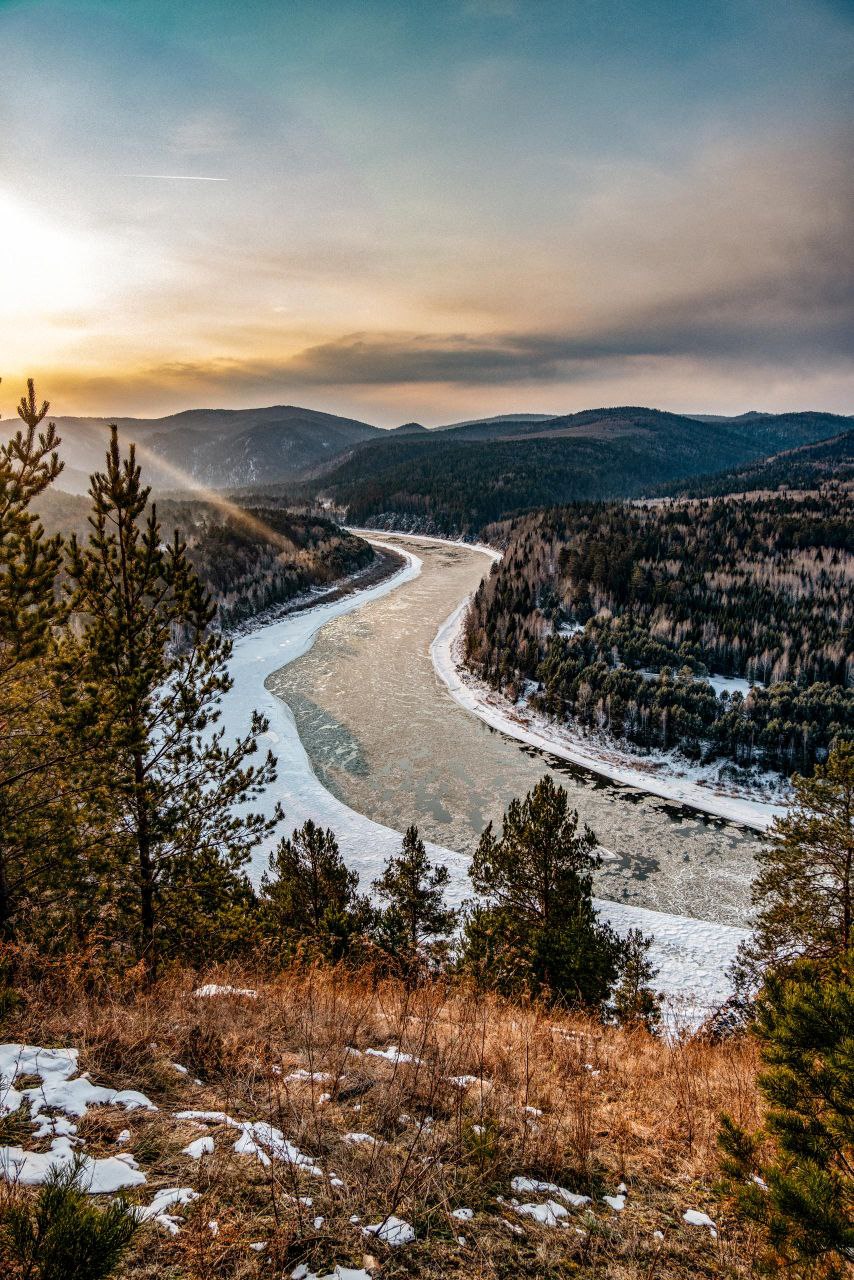 Ледостав на реке Мана. «Всё-таки удалось застать этот момент, застал эту красоту. Шум движущегося льда был такой мощный, что его слышно даже с видовки «Здравствуй, Мана". Завораживающее, залипательное и удивительно спокойное...
