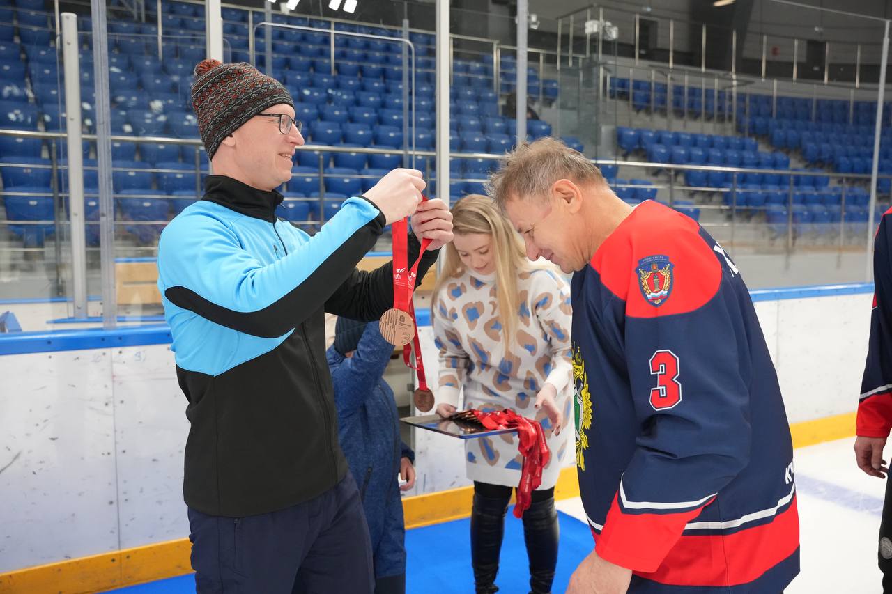 В рамках спартакиады работников прокуратуры края, посвященной 80-летию победы в Великой Отечественной войне, прошел турнир по хоккею с шайбой В рамках спартакиады работников прокуратуры края, посвященной 80-летию победы в Великой Отечественной войне, прошел турнир по хоккею с шайбой