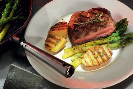 Идеальный ужин на гриле: стейки с картошкой и спаржей