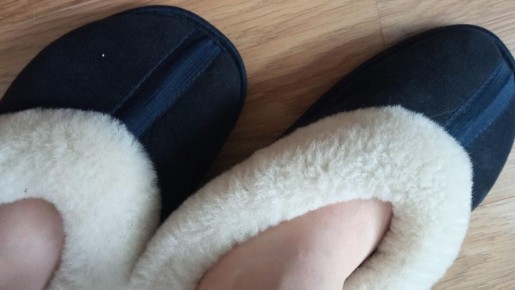 Гениальное решение: Как молодое поколение превращает тапочки в теплую магию с помощью микроволновки