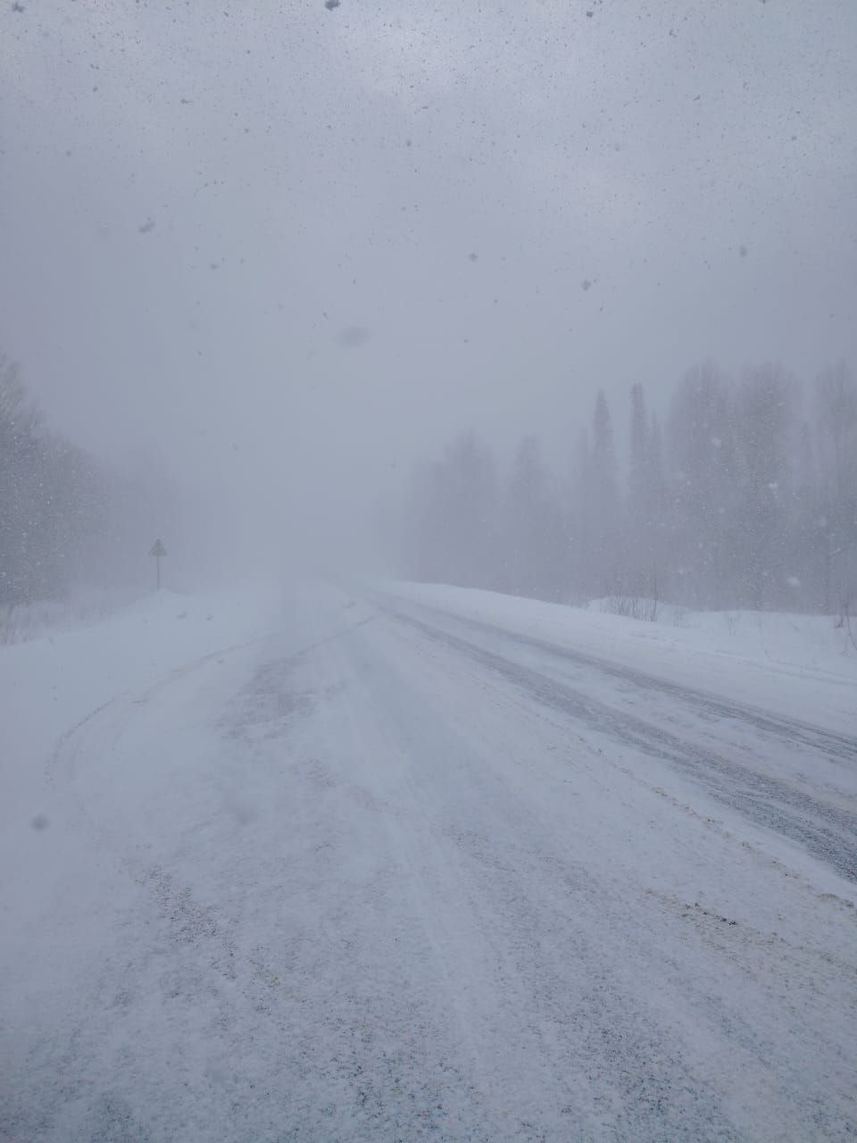 Погода портится: фото с места событий от краевой ГАИ