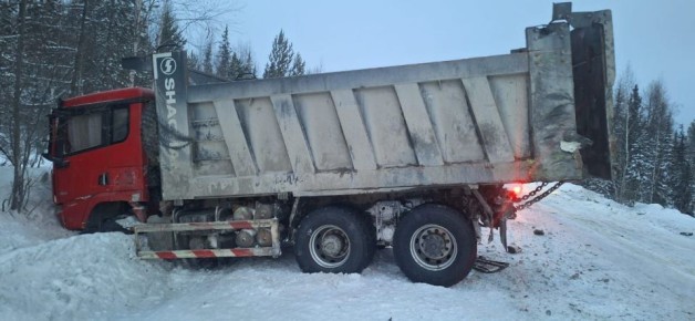 Водитель погиб в аварии с двумя фурами в Северо-Енисейском округе