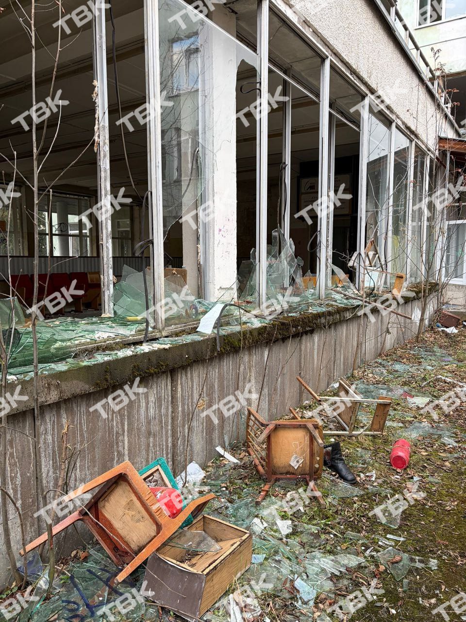 «Как Чернобыль»: заброшенный техникум с битым стеклом и химикатами стоит открытым в Железногорске «Как Чернобыль»: заброшенный техникум с битым стеклом и химикатами стоит открытым в Железногорске