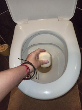 Как избавиться от желтых полос на унитазе: эффективные советы для чистоты вашего санузла