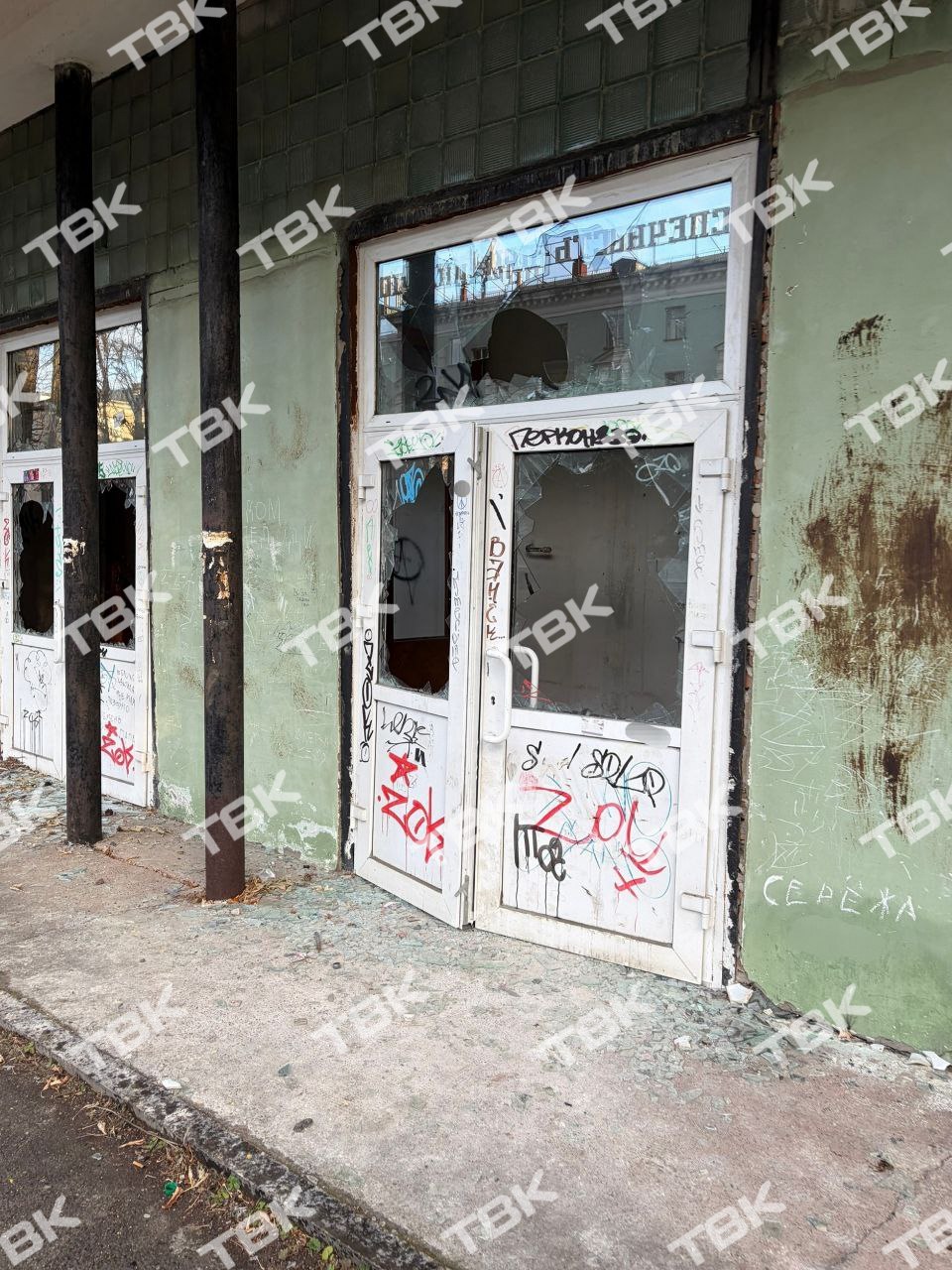 «Как Чернобыль»: заброшенный техникум с битым стеклом и химикатами стоит открытым в Железногорске «Как Чернобыль»: заброшенный техникум с битым стеклом и химикатами стоит открытым в Железногорске