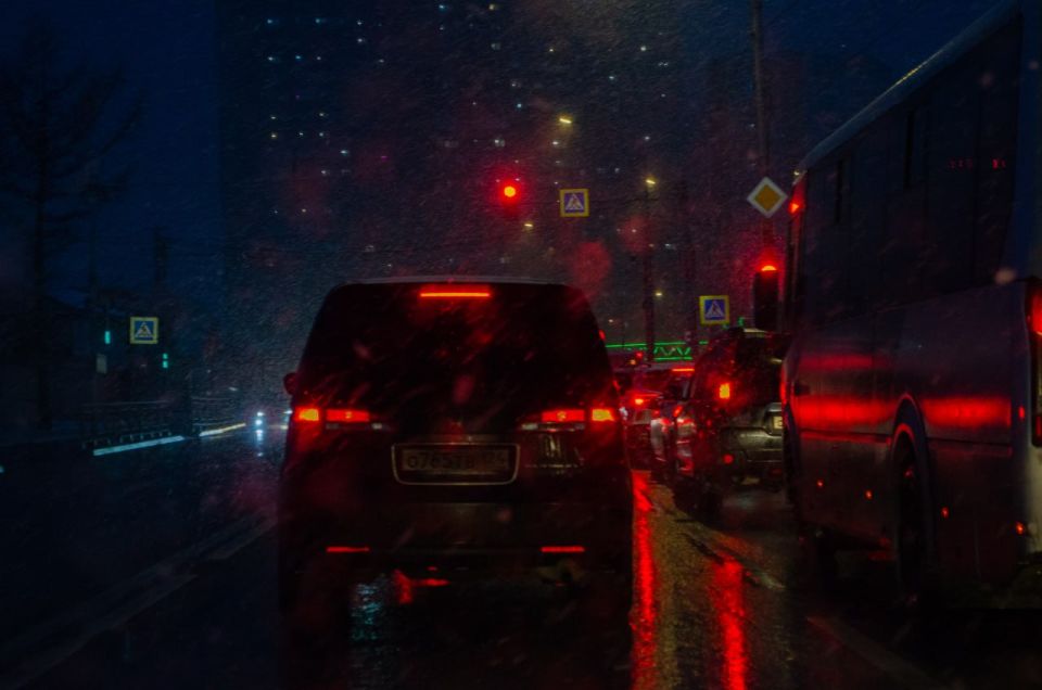 Красноярск накрыли семибалльные пробки из-за снега