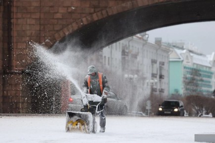 Ночью улицы Красноярска от снега убирали 50 единиц техники
