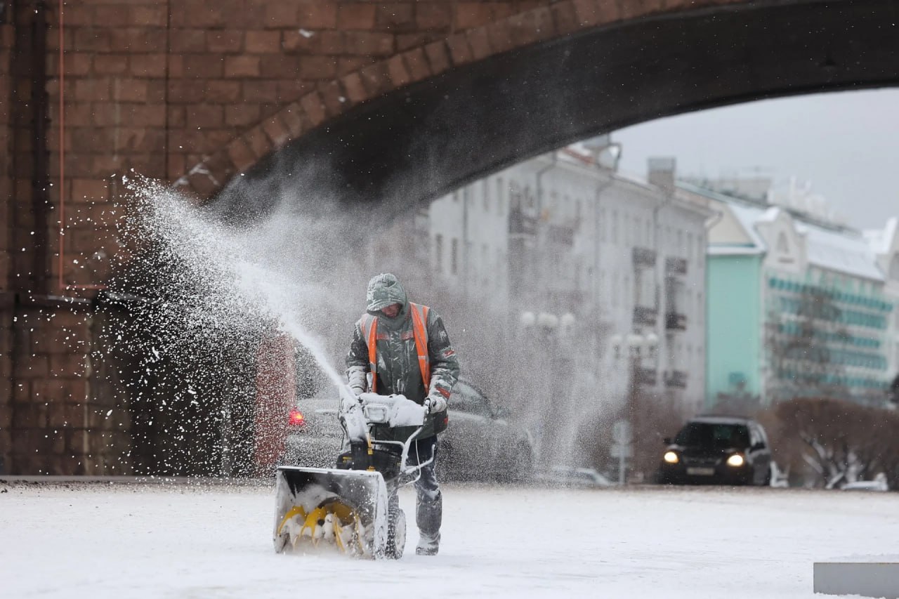 Ночью улицы Красноярска от снега убирали 50 единиц техники