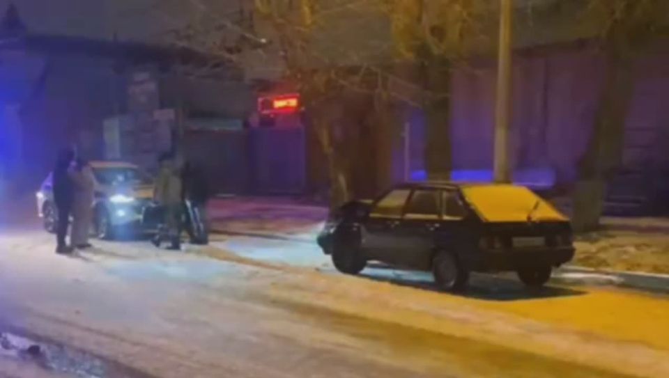 Сотрудники полиции работают на месте ДТП, в котором пострадала 17-летняя пассажирка автомобиля