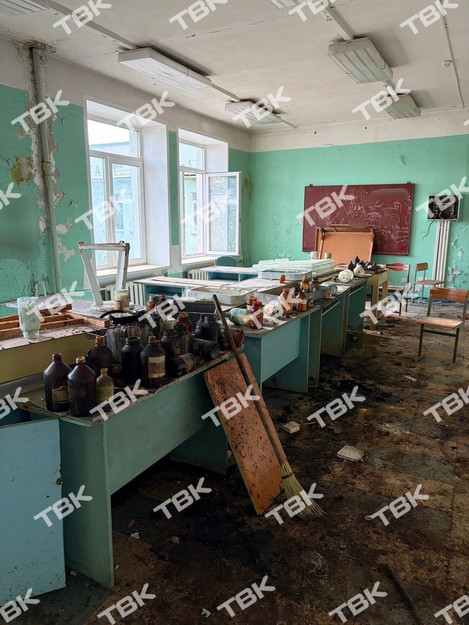 «Как Чернобыль»: заброшенный техникум с битым стеклом и химикатами стоит открытым в Железногорске «Как Чернобыль»: заброшенный техникум с битым стеклом и химикатами стоит открытым в Железногорске