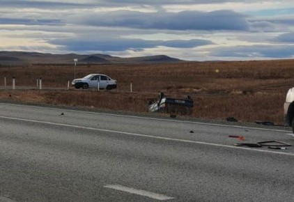 В Хакасии два человека пострадали в перевернувшейся машине
