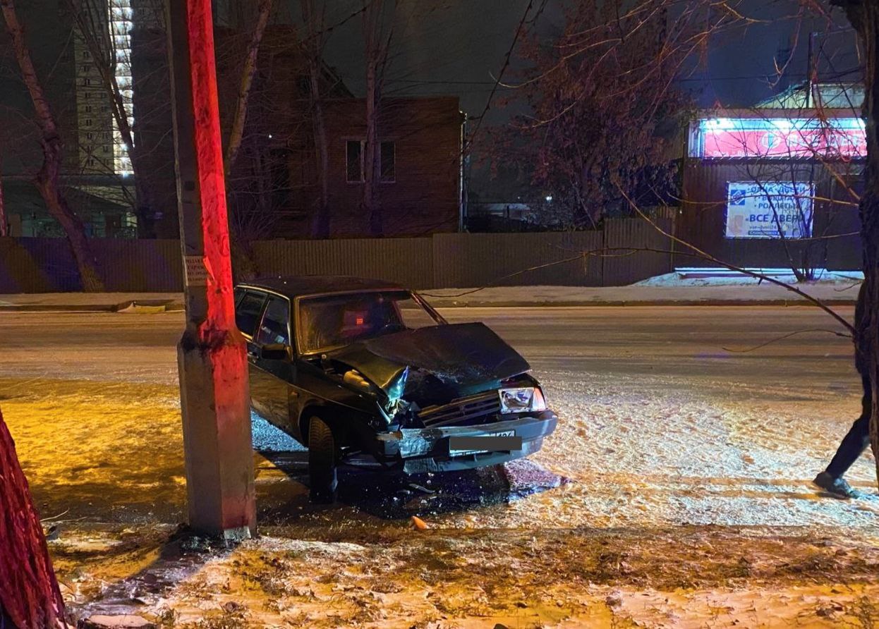 Сотрудники полиции работают на месте ДТП, в котором пострадала 17-летняя пассажирка автомобиля Сотрудники полиции работают на месте ДТП, в котором пострадала 17-летняя пассажирка автомобиля