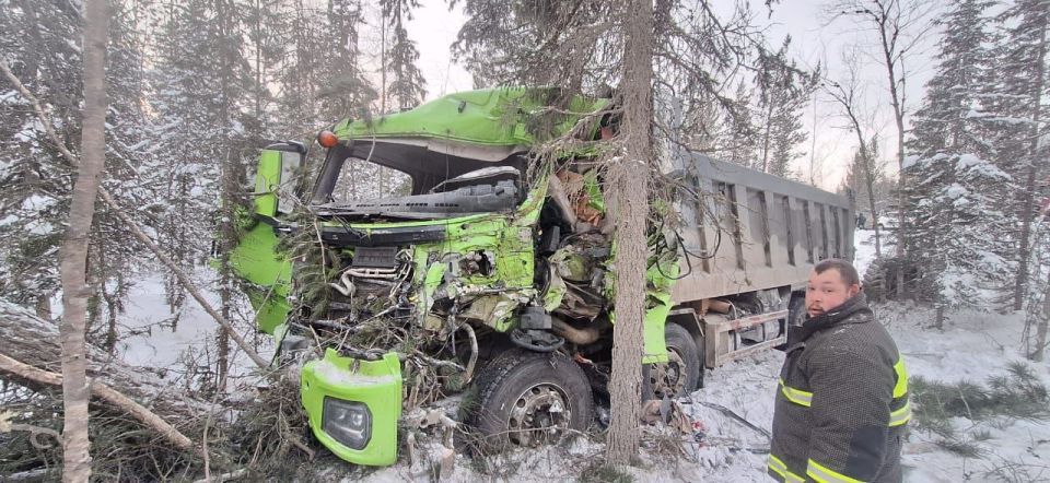 Под Северо-Енисейском в жуткой аварии с двумя грузовиками на заснеженной трассе погиб один из водителей