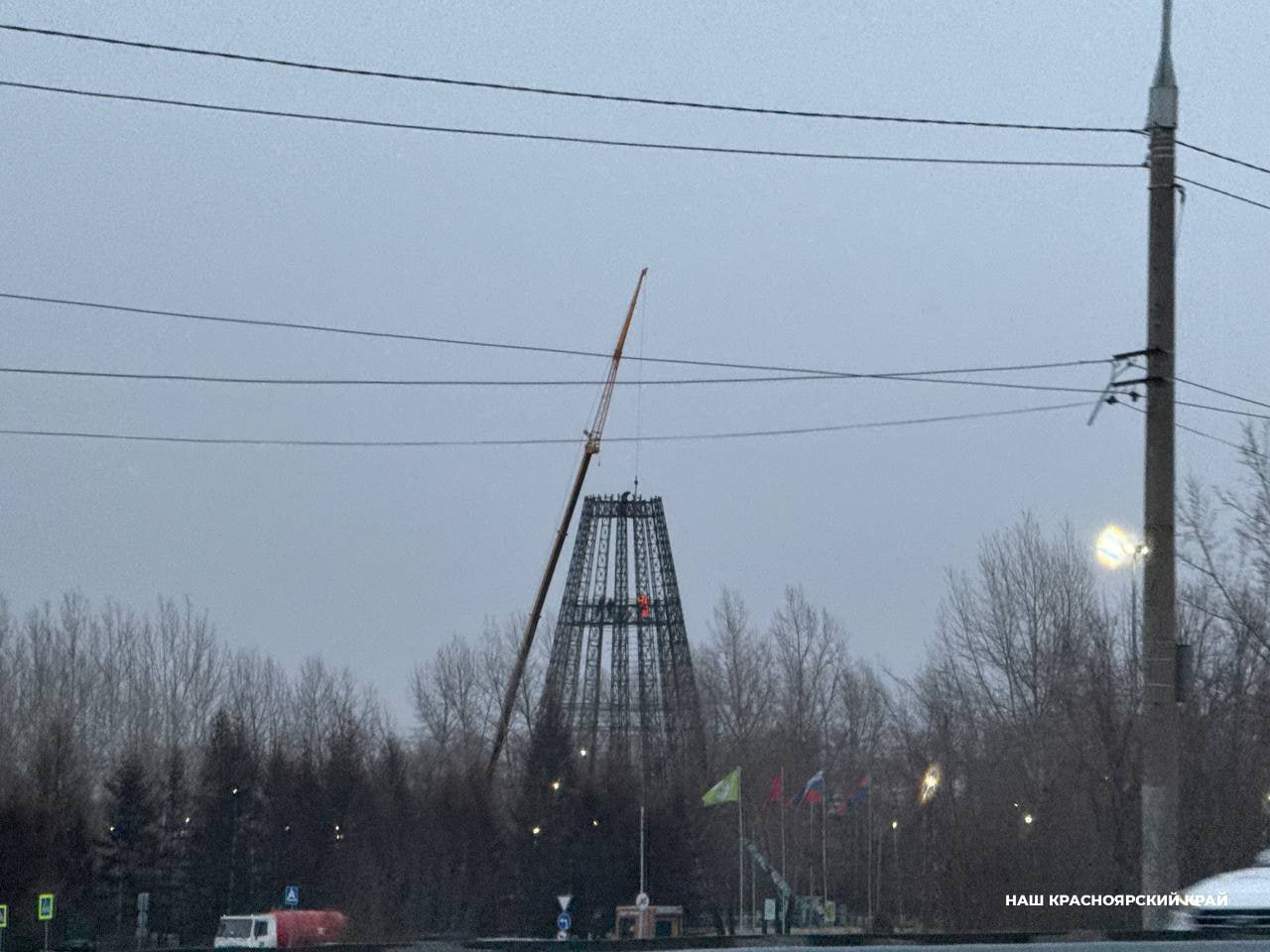На острове Татышев в Красноярске завершается монтаж каркаса главной городской новогодней елки На острове Татышев в Красноярске завершается монтаж каркаса главной городской новогодней елки