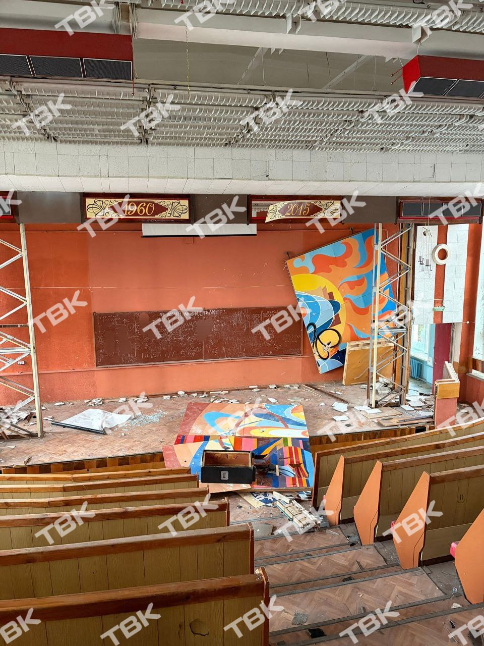 «Как Чернобыль»: заброшенный техникум с битым стеклом и химикатами стоит открытым в Железногорске «Как Чернобыль»: заброшенный техникум с битым стеклом и химикатами стоит открытым в Железногорске