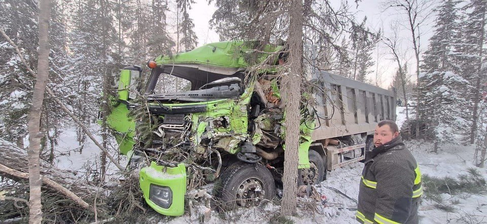 На трассе в Красноярском крае водитель погиб при столкновении двух грузовиков