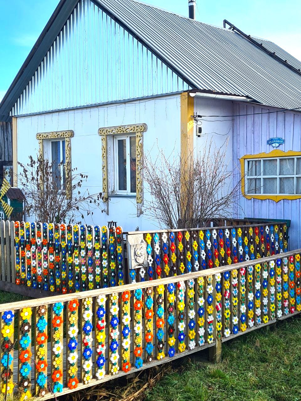 Пенсионерка из края украсила дом панно из пластиковых крышек Пенсионерка из края украсила дом панно из пластиковых крышек