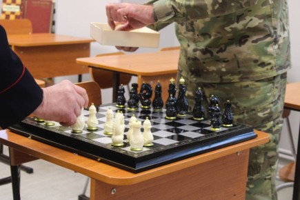 Ход конем: сотрудники ГУ МВД России по Красноярскому краю сделали памятный подарок Кедровому кадетскому корпусу